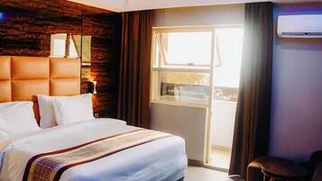 Habitación junior, balcón, vistas a la ciudad | Escritorio, espacio para trabajar con un portátil, cortinas opacas