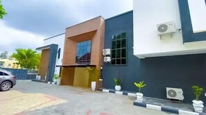 Fachada da propriedade
