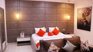 Quarto júnior, sacada, vista para a cidade | Escrivaninha, espaço de trabalho para notebook, cortinas blackout