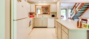 Near Skiing & Hiking! North Conway Gem w/ Balcony