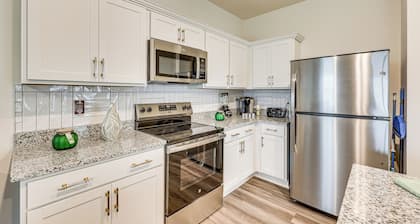 Screened Patio: Townhome 3 Mi to Dtwn Wilson!