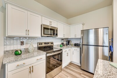 Screened Patio: Townhome 3 Mi to Dtwn Wilson!