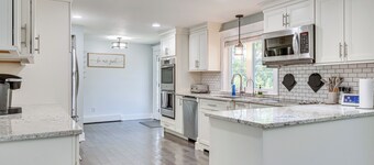 Golf, Hike & Explore: Family Home in Pembroke!