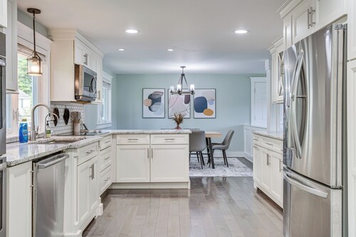 Golf, Hike & Explore: Family Home in Pembroke!