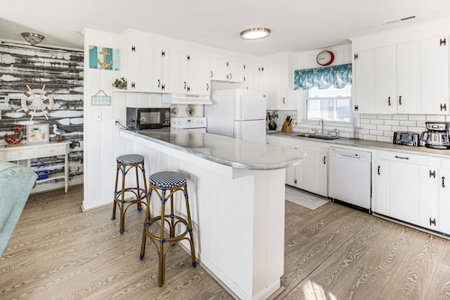 Oceanfront Home w/ Deck & Views in Surfside Beach!