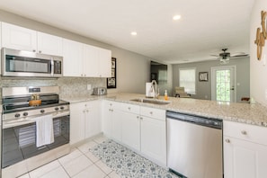 Interior - 2 Mi to Tiger Territory! Condo w/ Community Pool (Auburn)