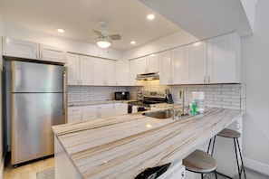 Apartment (2 Bedrooms) | Interior - 7 Mi to River District & Beach: Fort Myers Retreat (Fort Myers)