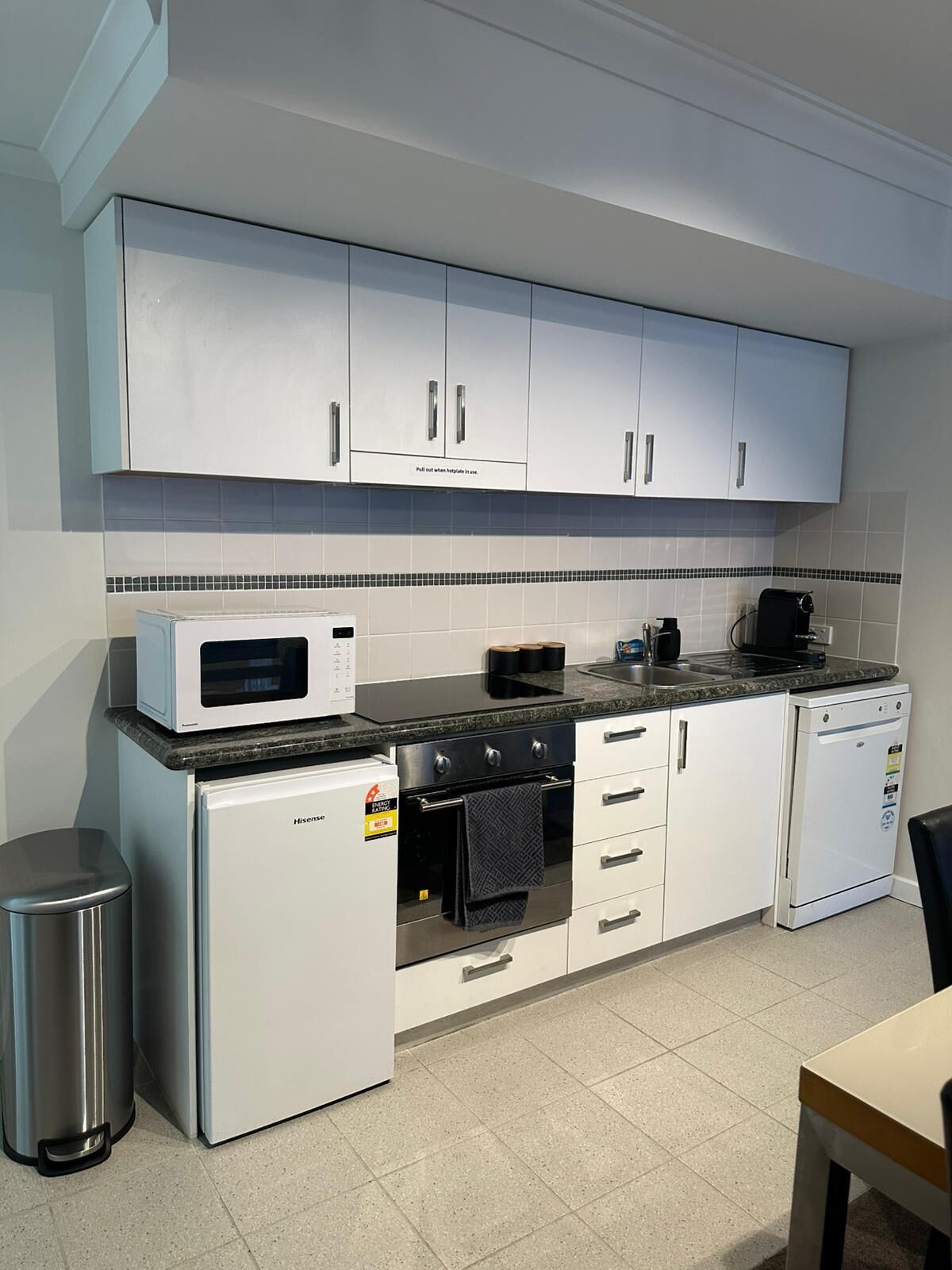 Een koelkast, een magnetron, een oven, een kookplaat