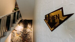 Ein Schild, das den Weg zur Küche zeigt.