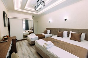 خزنة داخل الغرفة ومكتب ومساحة عمل للكمبيوتر المحمول وستائر تعتيم