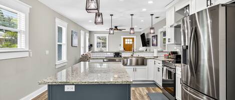 Jääkaappi, mikroaaltouuni, uuni, liesi