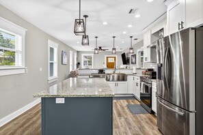 冷蔵庫、電子レンジ、オーブン、コンロ