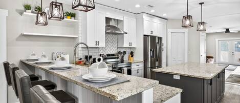 冷蔵庫、電子レンジ、オーブン、コンロ