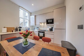Réfrigérateur, four à micro-ondes, un four, surface de cuisson