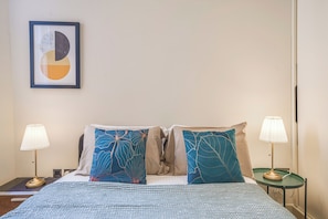 1 chambre, fer et planche à repasser, lit de bébé portatif