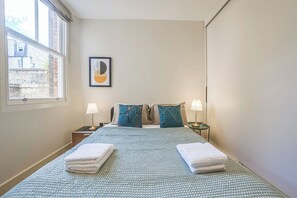 1 habitación, tabla de planchar con plancha y cuna de viaje