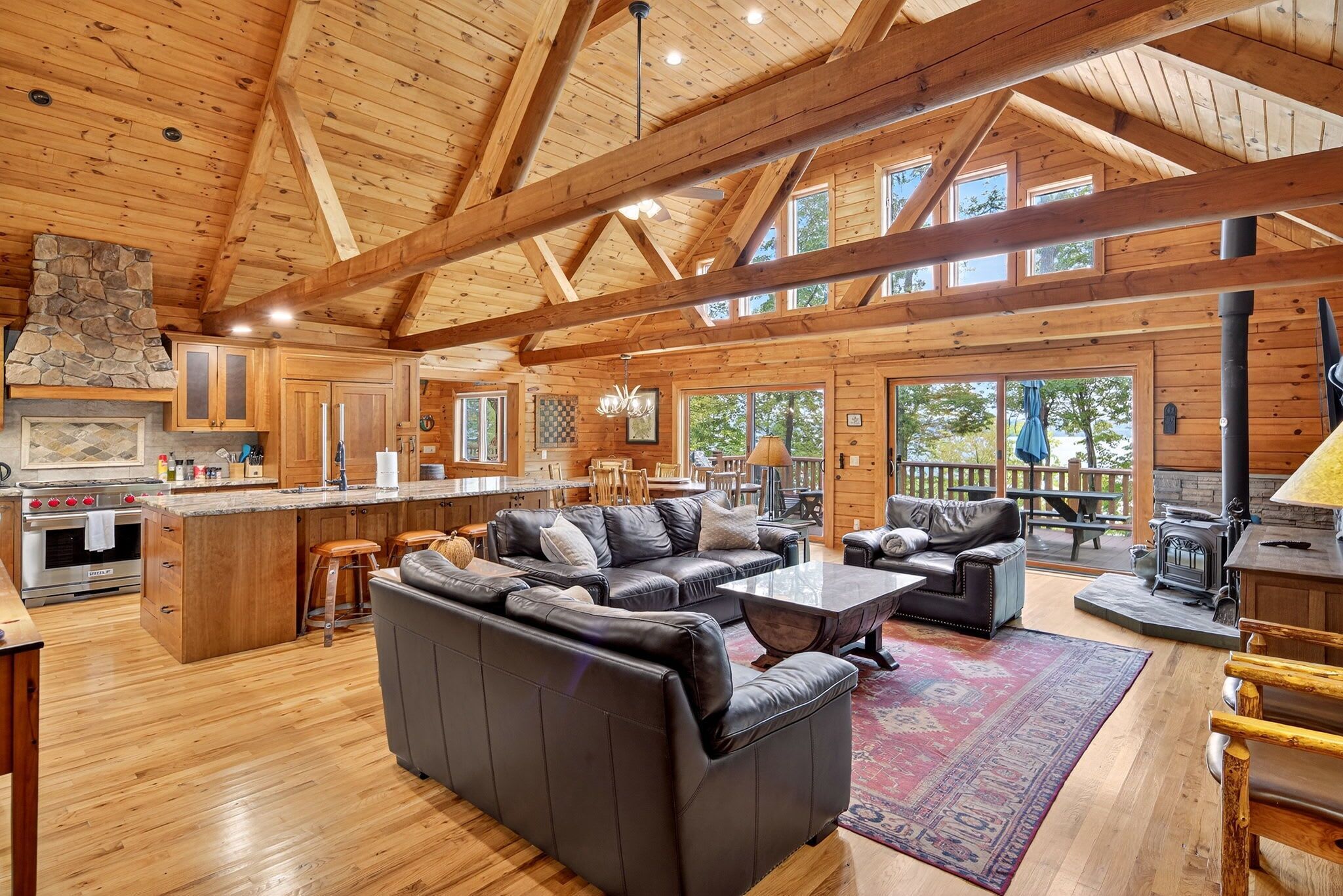 Televisio, takka, työhuone