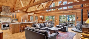 Blue Heron Lodge- Lakefront luxury with boat dock