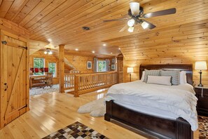 4 habitaciones, escritorio y tabla de planchar con plancha 