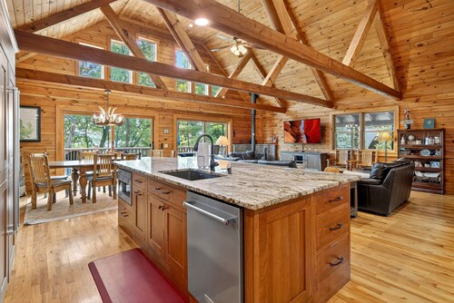 Blue Heron Lodge- Lakefront luxury with boat dock