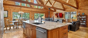 Blue Heron Lodge- Lakefront luxury with boat dock