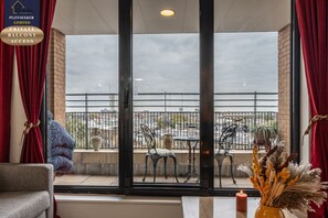 Smart TV, offices - Luxury 2 Bedroom Kensington Flat with Balcony | Sleeps 8 | Steps to Tube (London)