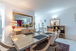 Dining - Spacious 2BR/2BA flat for 8 with balcony & lift. Walk to Gloucester Rd Station, Hyde Park, and Kensington museums. (London)