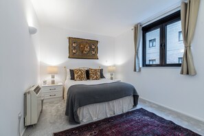 2 dormitorios, tabla de planchar con plancha, cuna de viaje