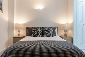 2 bedrooms, iron/ironing board, travel crib, free WiFi - Spacious 2BR/2BA flat for 8 with balcony & lift. Walk to Gloucester Rd Station, Hyde Park, and Kensington museums. (London)