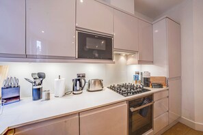 Refrigerador, microondas, horno, placa de cocina