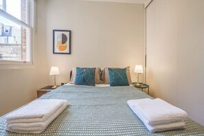 3 habitaciones, tabla de planchar con plancha y cuna de viaje 