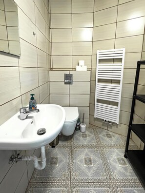 Een douche, een haardroger, handdoeken, zeep