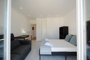 3 chambres, fer et planche à repasser, Wi-Fi, draps fournis