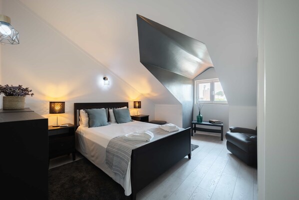 3 habitaciones, tabla de planchar con plancha, wifi y ropa de cama 