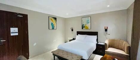 Economy-rum - balkong - utsikt mot staden | Skrivbord, arbetsyta för laptop, mörkläggningsgardiner och ljudisolering