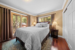 3 bedrooms, desk, WiFi, bed sheets