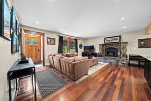 テレビ、暖炉、書斎 / ワークスペース