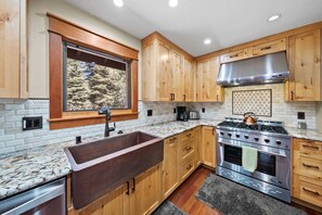 冷蔵庫、電子レンジ、オーブン、コンロ