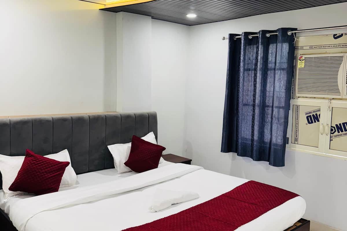 Deluxe Double Room | Free WiFi, bed sheets