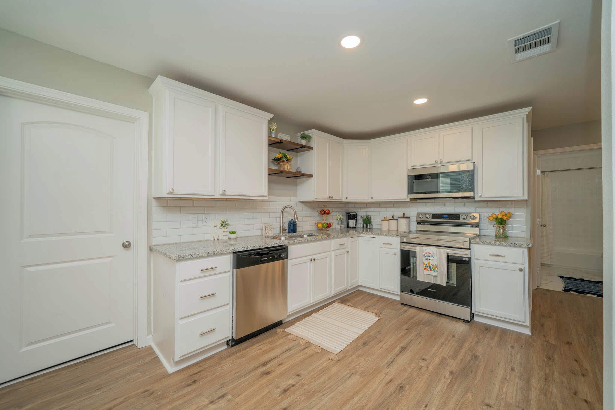 Réfrigérateur, micro-ondes, plaque de cuisson, lave-vaisselle