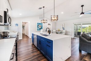 Kylskåp, mikrovågsugn, ugn och spishäll