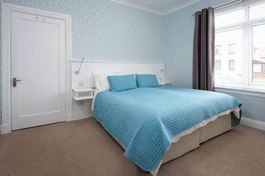 ستائر تعتيم ومكواة/لوح كي وواي فاي مجانًا