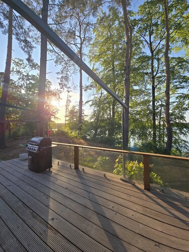 Spacious vacation home directly on the lake. Family and pet friendly!