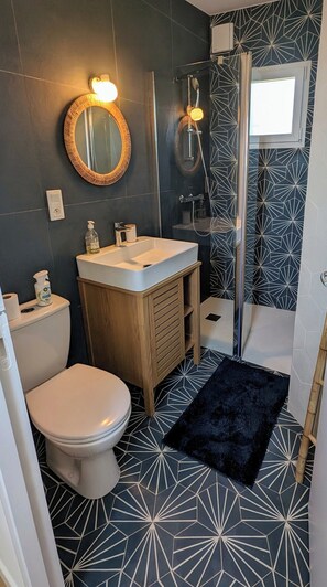 Dusche, Haartrockner, Handtücher, Seife