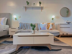 TV - PREMIUM 1BR Venice Canal Mall, Pool, Gym, Sauna & 5G Wi-Fi, Ste 16 (Taguig)