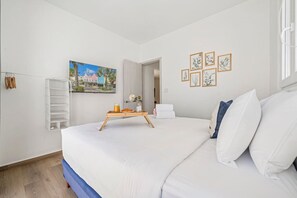 3 habitaciones, escritorio y tabla de planchar con plancha 