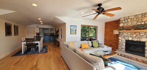 Televisio, takka, työhuone