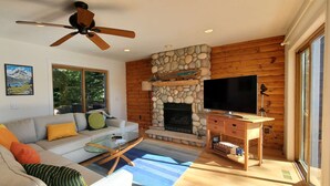 تلفزيون، مدفأة، مكتب