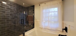 Dusche, Haartrockner, Handtücher