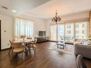 TV, offices - Luxury 1BR in Dubai Marina, beside Vida Yacht Club (Dubai)